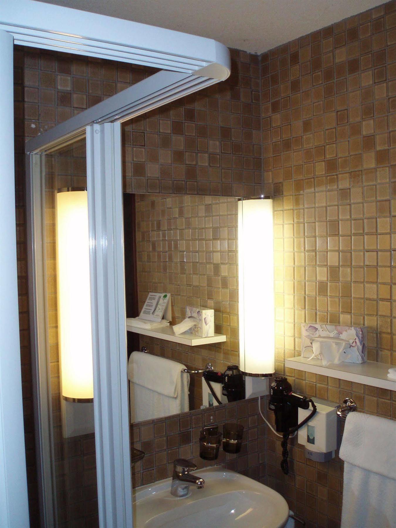 Hotel Weisses Kreuz Lyss Esterno foto