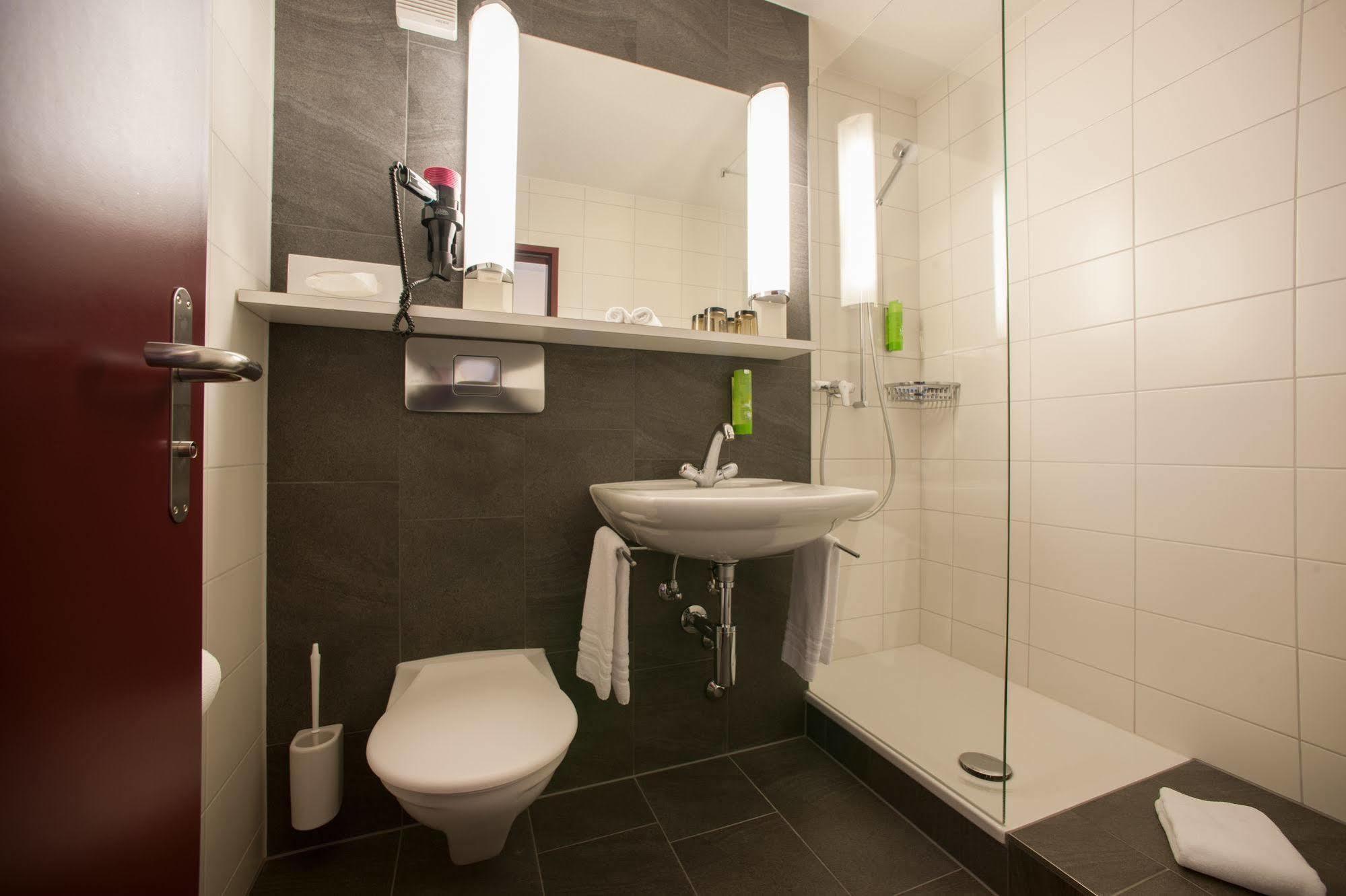 Hotel Weisses Kreuz Lyss Esterno foto