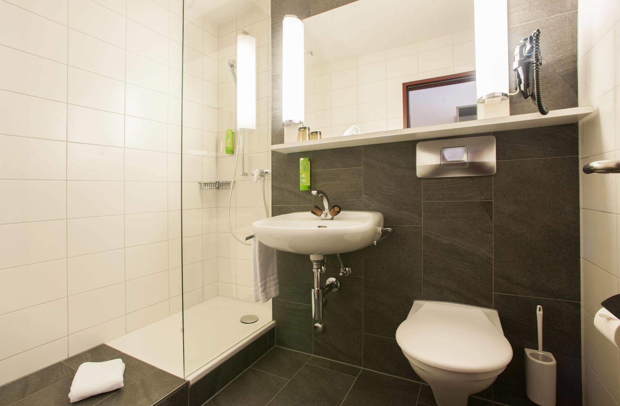 Hotel Weisses Kreuz Lyss Esterno foto