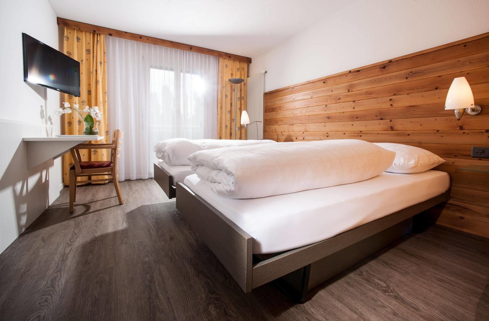 Hotel Weisses Kreuz Lyss Esterno foto